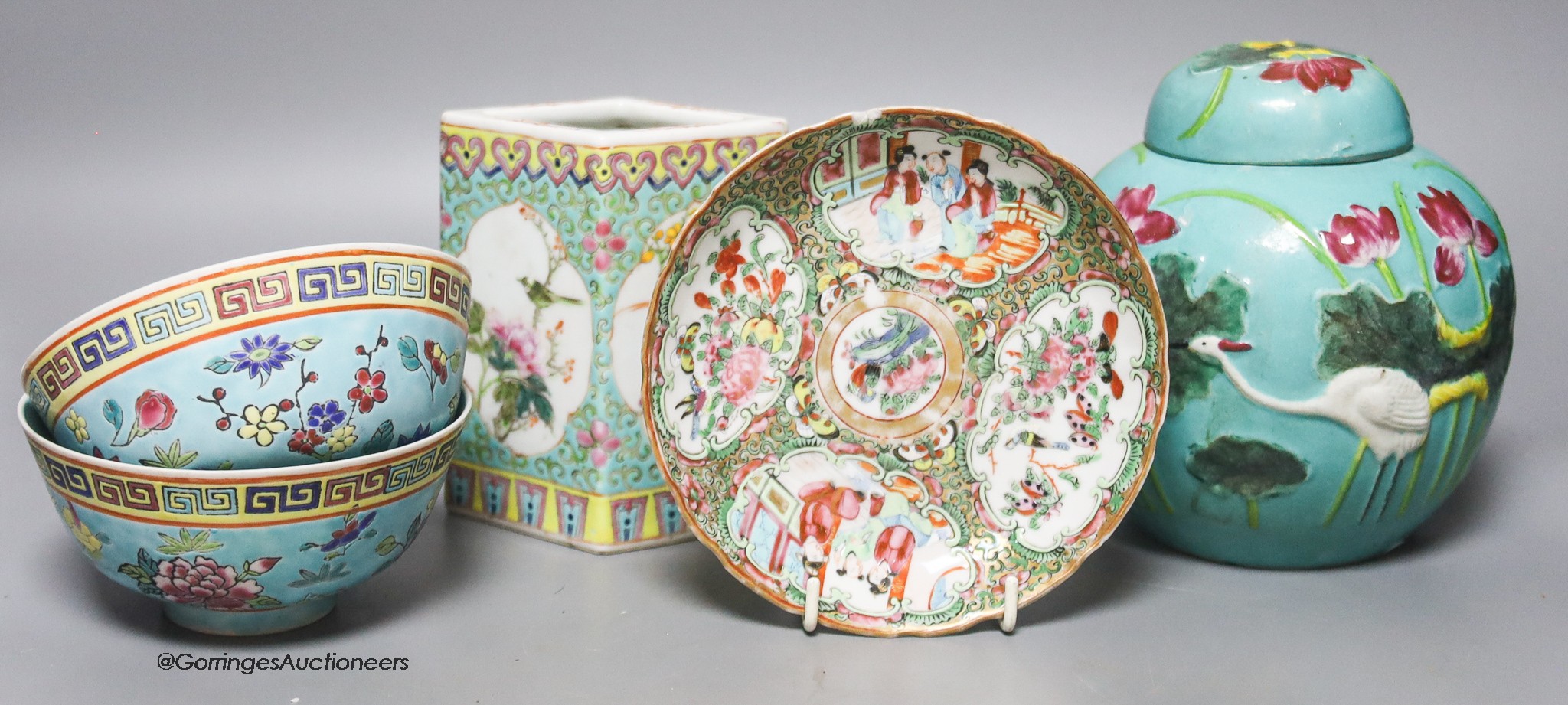 Five pieces of Chinese poychrome ceramics to include a jar and cover, a brush pot, a pair of bowls and dish, largest 15cm 60-80